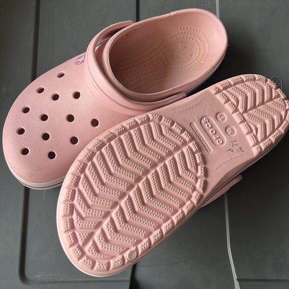Pink crocs - Picture 2 of 4